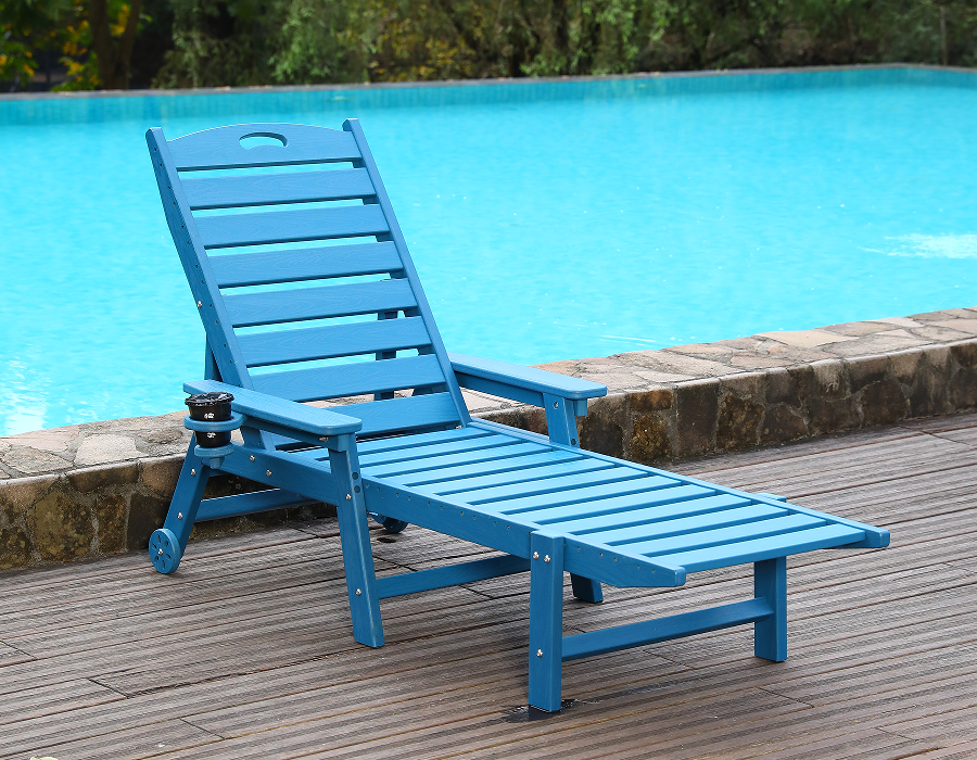 Merülésre kész kék HDPE medence melletti Adirondack nyugágy