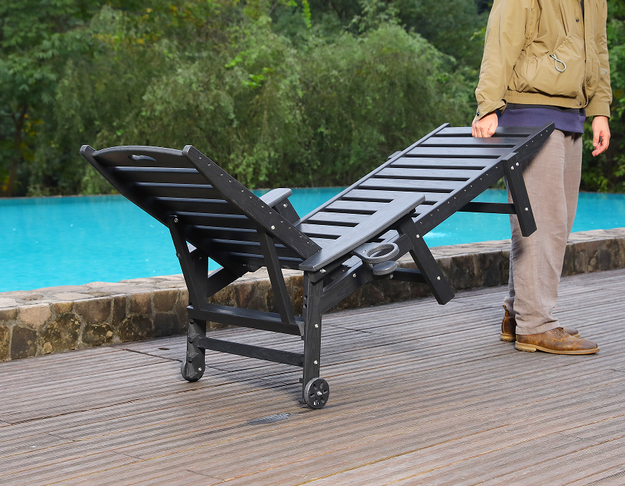 Merülésre kész kék HDPE medence melletti Adirondack nyugágy
