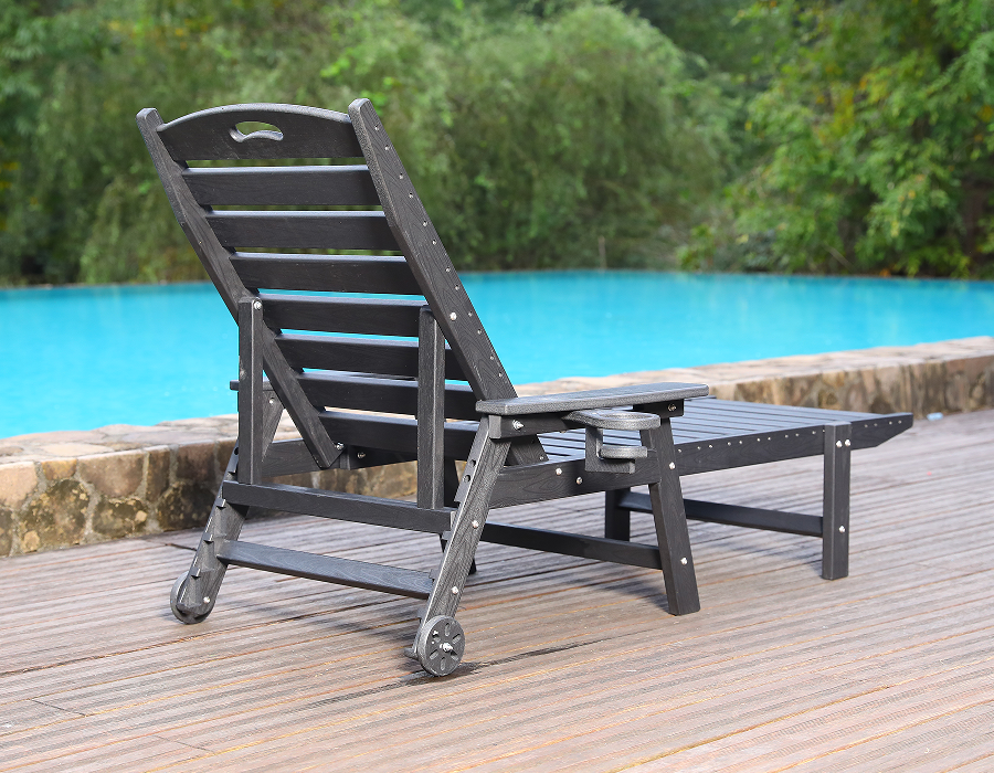 Merülésre kész kék HDPE medence melletti Adirondack nyugágy