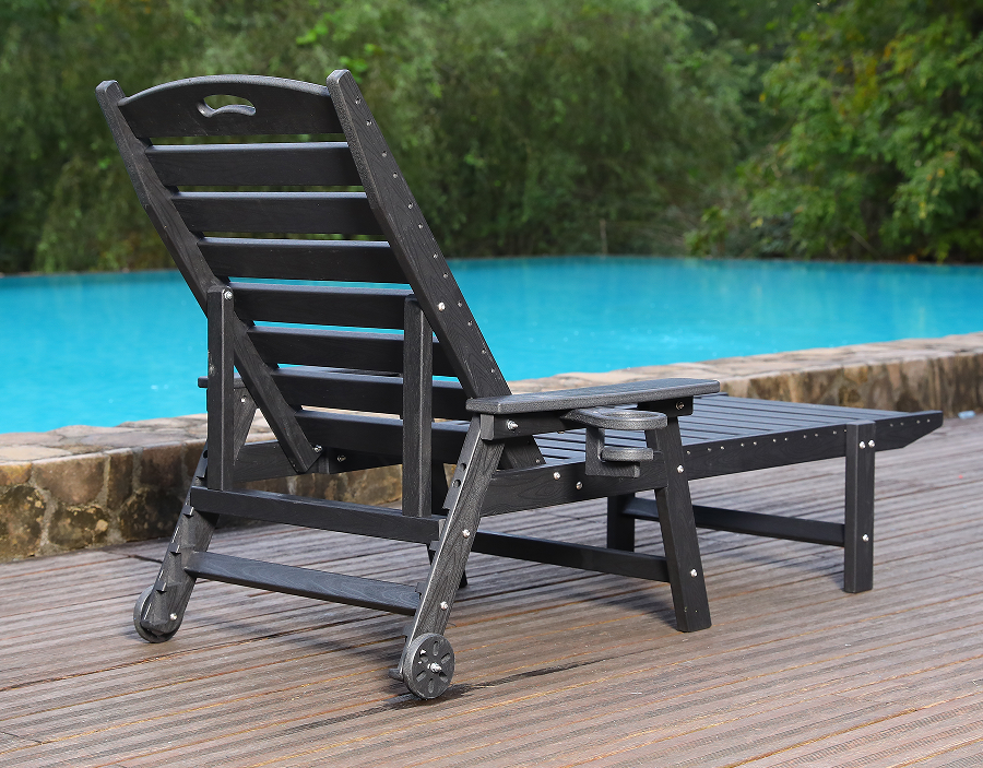 Merülésre kész kék HDPE medence melletti Adirondack nyugágy