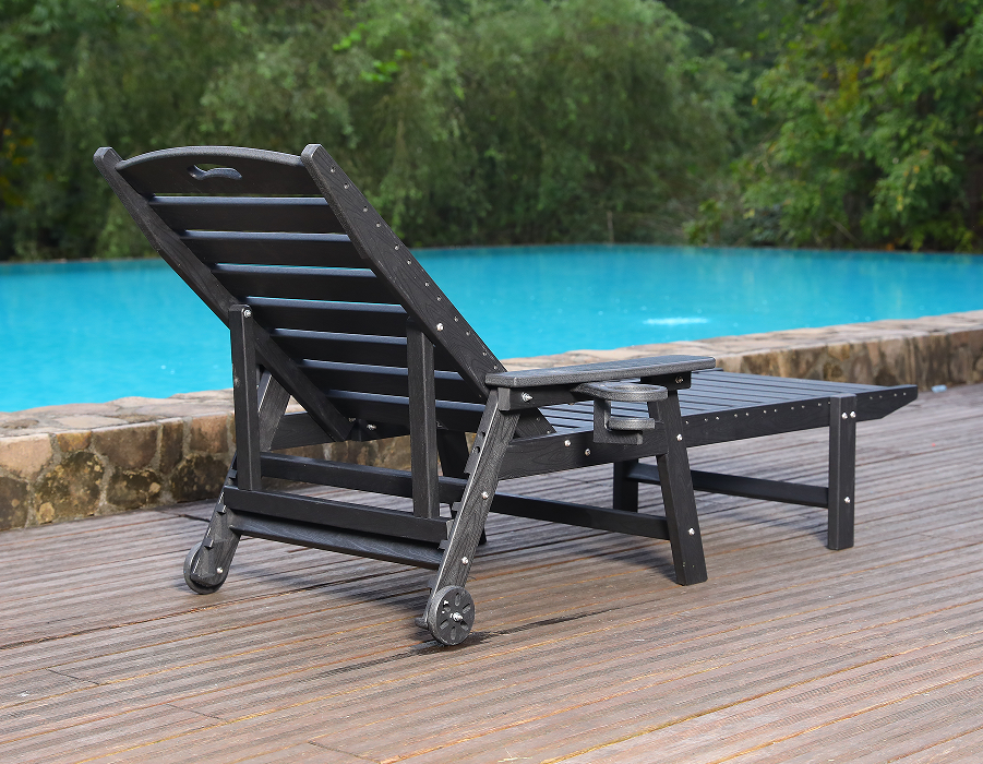 Merülésre kész kék HDPE medence melletti Adirondack nyugágy