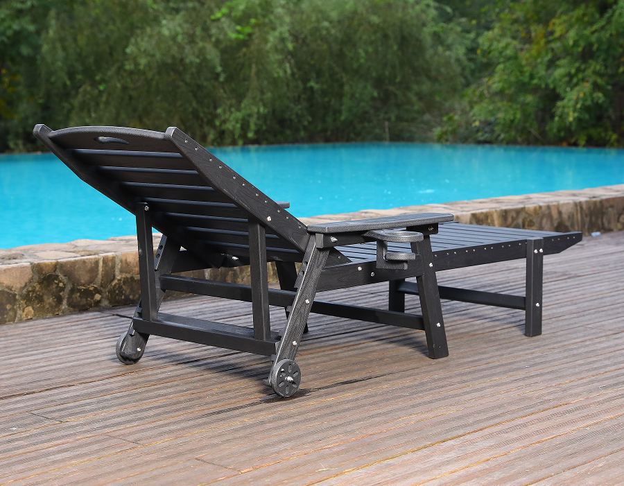 Merülésre kész kék HDPE medence melletti Adirondack nyugágy