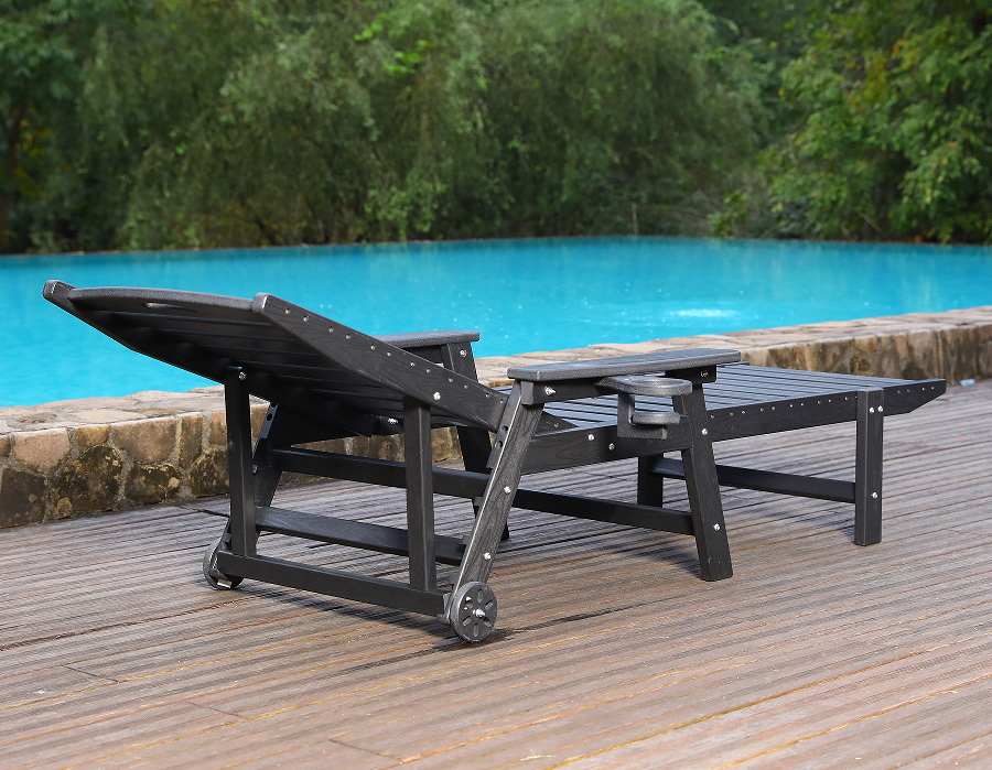 Merülésre kész kék HDPE medence melletti Adirondack nyugágy